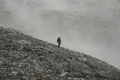 登山运动员在山上攀爬